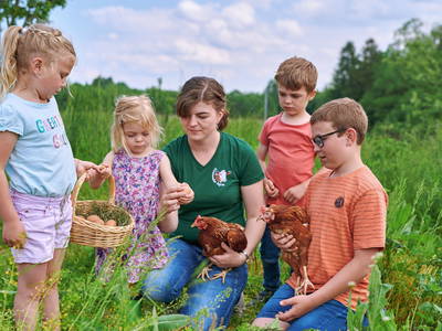 Eier sammeln bei der Hofführung