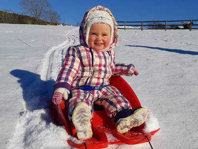 Schlittenfahren direkt auf dem Hof