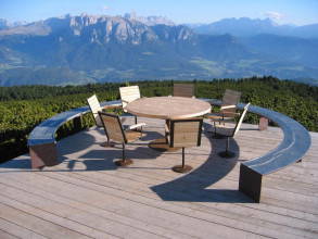 Runder Tisch mit Blick auf die Dolomiten