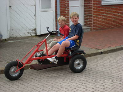 Eins von verschiedenen Gocarts und Trettreckern