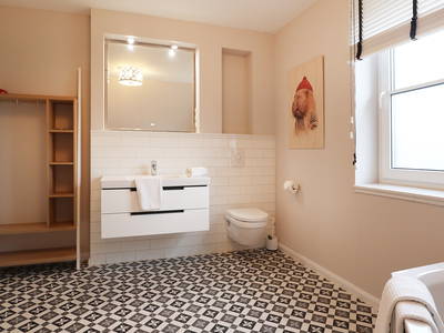 Badezimmer mit Dusche und Badewanne