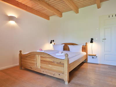 Schlafzimmer mit Doppelbett im EG