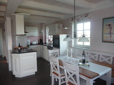 offene Küche mit Kochinsel in der Silbermöwe und im Kranich