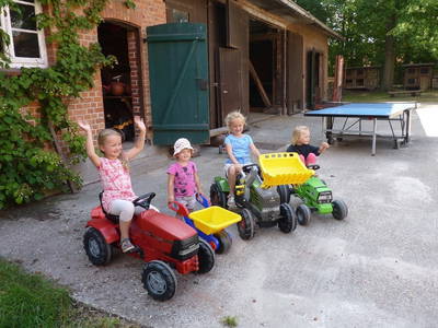 ein kleiner Teil unseres Fuhrparks für die Kinder