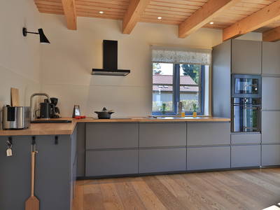 moderne, voll ausgestattete Küche