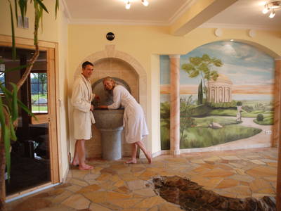 Sauna und Brunnen im Wellnessbereich