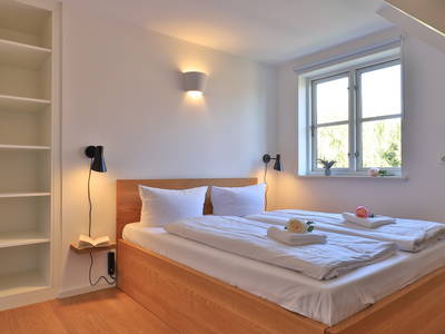 Schlafzimmer mit offenen Balken