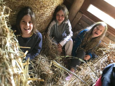 Kinderfreundschaften im Stroh