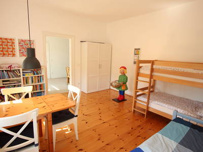 Kinderzimmer mit 3 Betten