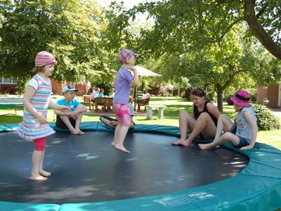 Fröhliche Kinder im Bauernhofurlaub auf Fehmarn