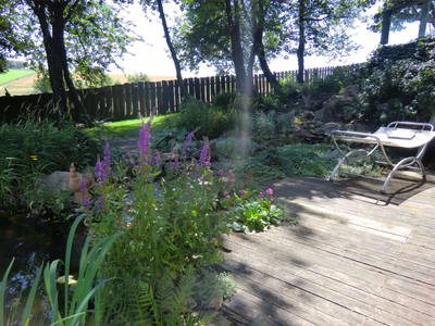 "Privatstrand" an Teich und Felsen-Bachlauf