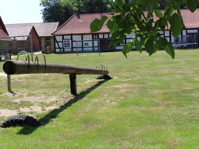 auf der Spielwiese kann man wippen