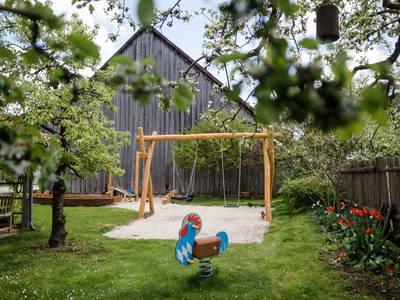 Unser Bauerngarten mit Abenteuersandplatz