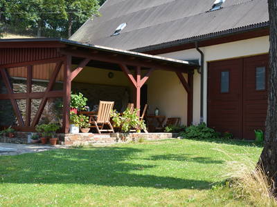 überdachter Sitzplatz im Hof