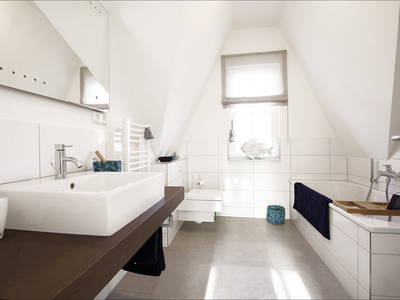 Blick in das Vollbad im OG