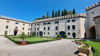 Appartement in antikem Schloss in Lazise aus Col+á