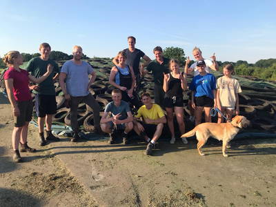 Fleißige Helfer beim Siloabdecken