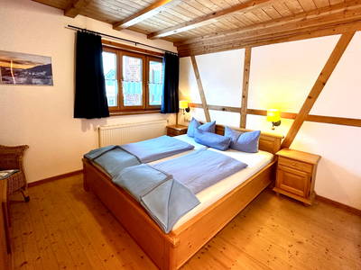 Schlafzimmer mit Bett ohne Fußteil Ferienwohnung Sonnenschein