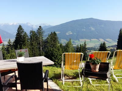 eigene Sonnenterrasse mit Liegestühlen, Griller...