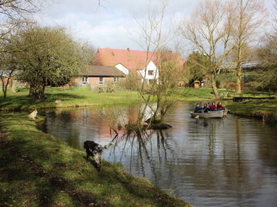 Hofteich und im Hintergrund die Kinderschlafhäuser sowie das Bauernhaus