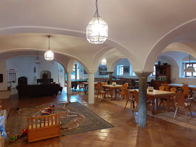 Gewölbe mit viel Platz zum Spielen und gemütlich machen