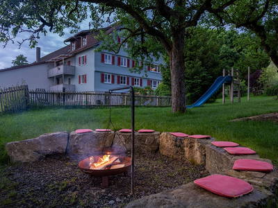 Grillen am Lagerfeuer - Ferienhof Sinz - Bild: Julie Baaske www.whiite.space