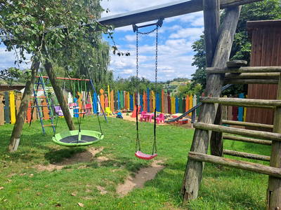 Spielplatz mit Schaukeln für jedes Alter