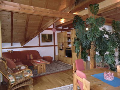 Kuschelige Couch-Ecke mit Flachbildschirm-TV