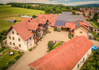 Simmernhof - Familienurlaub auf dem Bauernhof - Der Simmernhof von oben, unser Hofgrundstück umfasst 6.000 m²