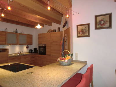 Bestens eingerichtete Kernbuche-Küche mit Kochinsel (gr. Ceranfeld).