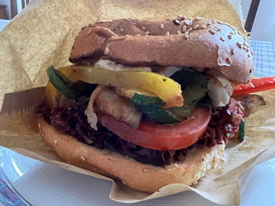 Dienstags kommt in der Saison Grumpy duck, ein Food-truck bei uns auf den Hof mit leckeren Burgern etc.: hier veggie =)