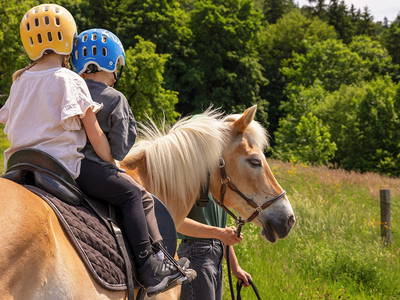Ponyreiten - Ferienhof Sinz - Bild: Julie Baaske www.whiite.space