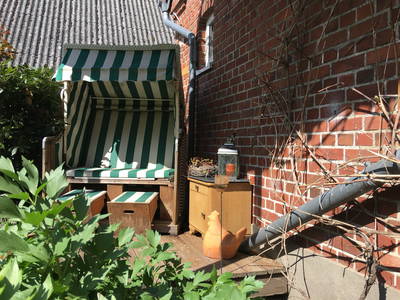Viele lauschige Sitzecken im Garten und auf dem Hof. Strandkörbe!