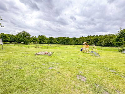 Spielbereich für die Kinder mit Blick auf die Weiden
