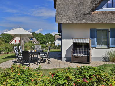 Blick auf die gemütliche Terrasse mit Strandkorb