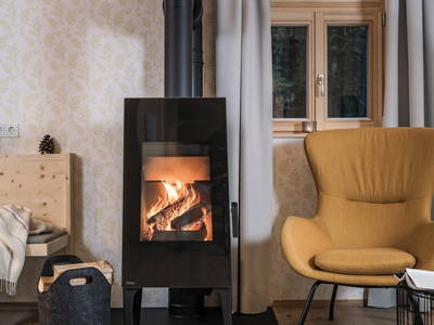 Sitzecke mit Kamin im Waldbauernhaus