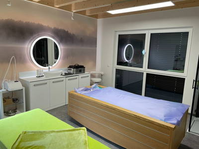 2. Behandlungsraum mit Floatingliege