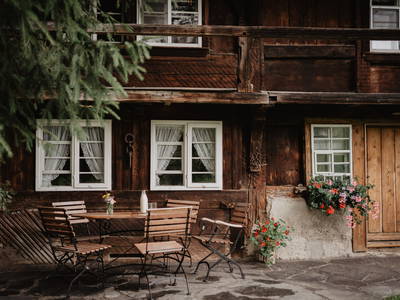 Terasse mit Gartenmöbeln