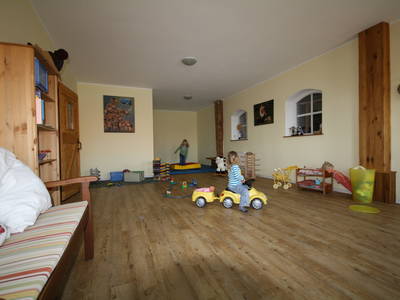 Das Spielzimmer ist mit Fußbodenheizung ausgestattet, so können die Stiefel draussen bleiben