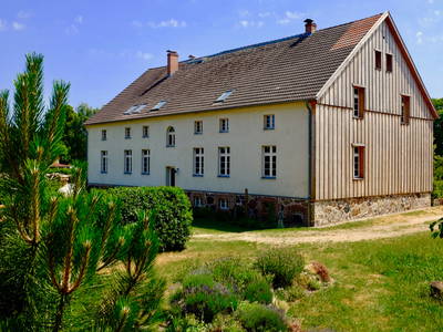 Blick aus dem Garten auf das Haupthaus