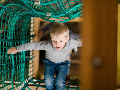 Die Kinder erobern unseren Kletterturm