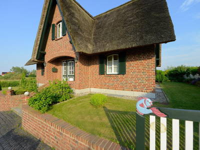 Haus Wildrose mit Reetdach