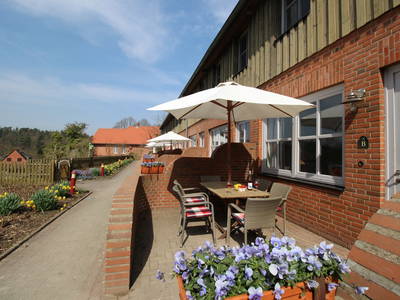 Die nach Süd-West ausgerichteten Terrassen der Ferienwohnungen