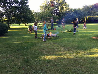 Im hinteren Teil des Gästegartens: neben Grill und Gartenhaus auch Lagerfeuerstelle... Während der Corona-Zeiten (wenn Gemeinschaftsaktionen evtl. schwierig sind) bereiten wir für Sie und Ihre Familie gern eine Karre mit Feuerholz etc. vor...