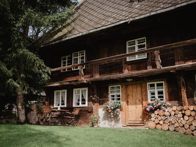 Ferienhaus Südseite mit Terasse und Eingang zur Küche