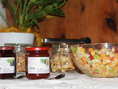 Bauernhoffrühstück mit hausgemachten Fruchtaufstrichen