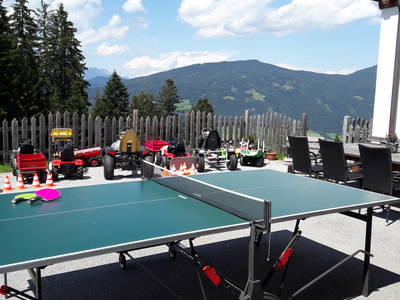 Tischtennis, Kinderfuhrpark, Rutsche, Trampolin, Basketballkorb, Fußball oder einfach mit den Steinen und Zapfen spielen