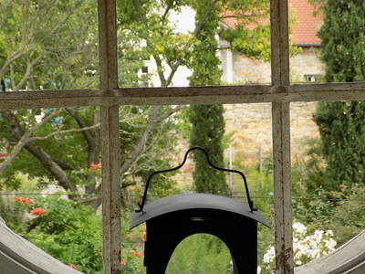 Blick auf Freinsheims schönsten Garten und die Stadtmauer