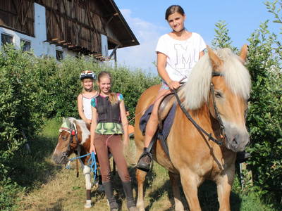 Reiten am Hof mit Pony Lisa und Nora