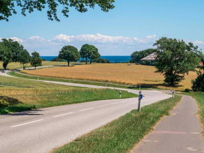 Den "Windberg" runter, das Meer im Blick - auf zum Ferienhof Kluvetasch